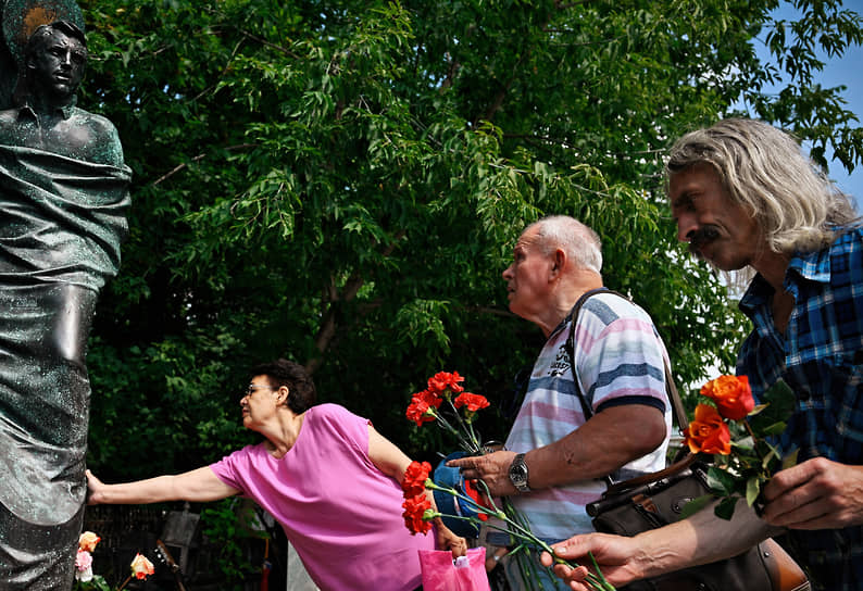 Москва. Возложение цветов к памятнику на могиле Владимира Высоцкого