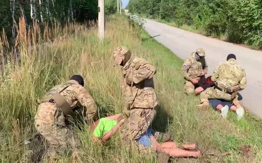 Сотрудники ФСБ задерживают граждан Украины, подозреваемых в подготовке теракта в Липецкой области