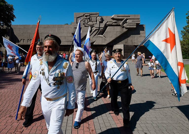 В Севастополе празднование Дня Военно-морского флота отменили из-за атаки на штаб Черноморского флота. Несмотря на это, горожане собрались возле «Мемориала героической обороны Севастополя 1941-42 годов»