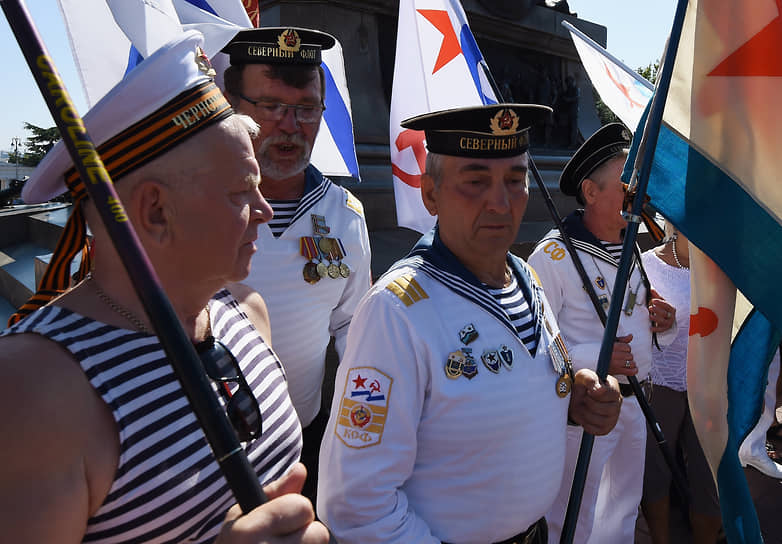 Севастопольцы после отмены праздничных мероприятий из-за удара по штабу Черноморского флота