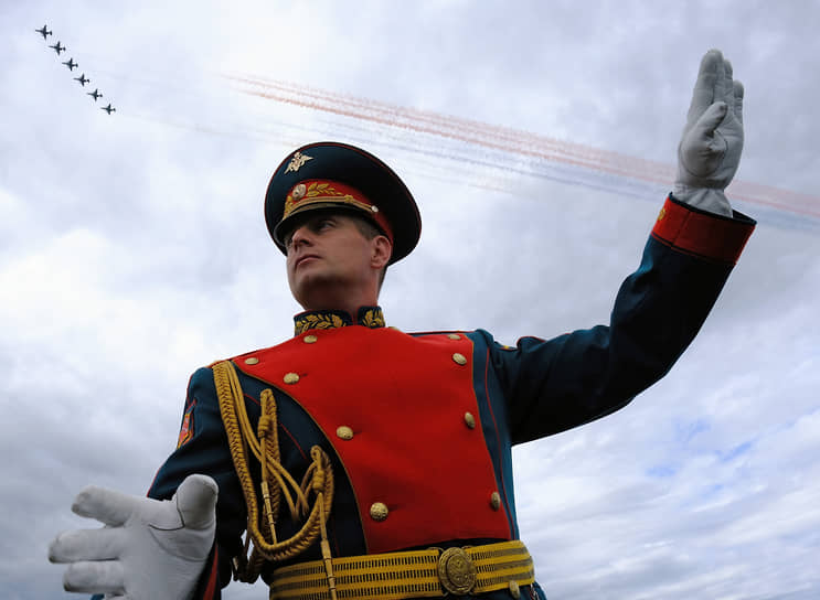 Дирижер военного оркестра во время пролета штурмовиков Су-25 