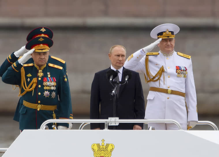 Санкт-Петербург. Президент России Владимир Путин (в центре), министр обороны России Сергей Шойгу (слева) и главнокомандующий Военно-морским флотом России Николай Евменов во время Главного военно-морского парада