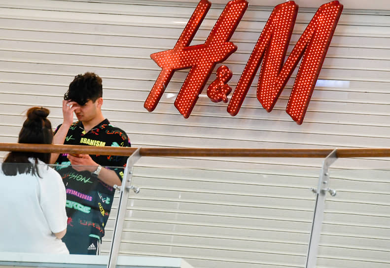 H&M объявила о продаже остатков товара перед окончательным закрытием в России. Магазины обещали открывать поэтапно в течение августа, конкретную дату не уточняли