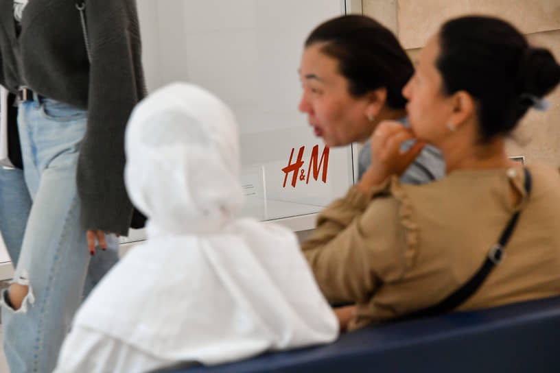 Посетители закрытого магазина H&M в торговом центре «Метрополис»