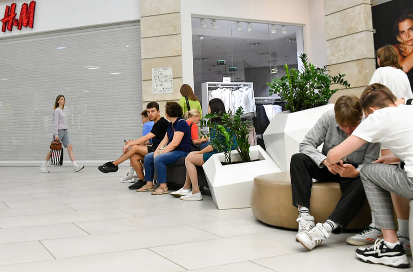 В июле H&M выставил свой бизнес в России на продажу. Потенциальным покупателям предлагаются права аренды на около 170 магазинов, распределительный центр площадью 57,7 тыс. кв. м и товарные запасы общей стоимостью $210 млн