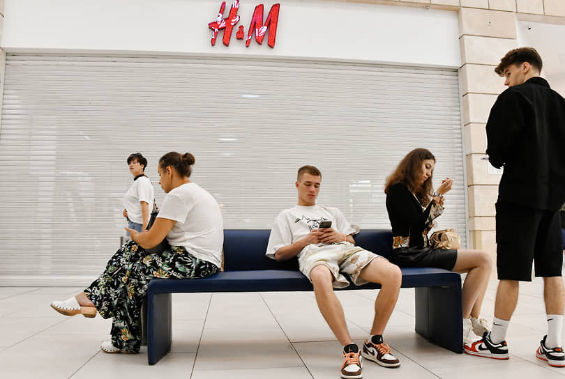 Покупатели ожидают открытия магазина H&M в торговом центре «Метрополис»