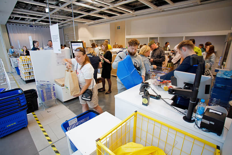 Покупатели на кассе «IKEA Шведские продукты» в Екатеринбурге