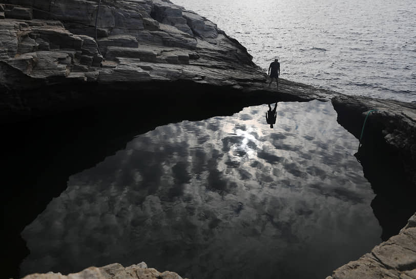 Остров Тасос, Греция. Турист гуляет вдоль лагуны Гиолы