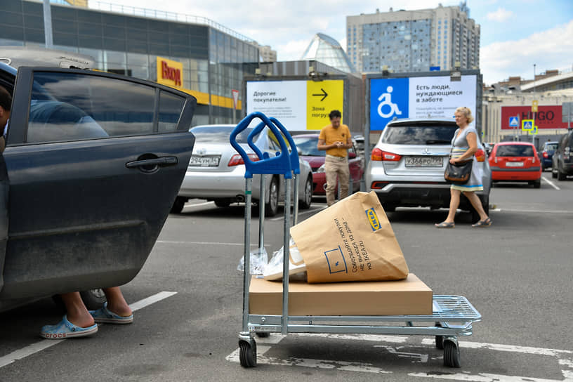 Покупатель IKEA «Химки» загружает товары в свой автомобиль