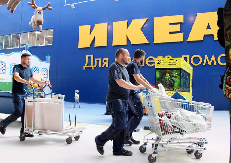 Сотрудники помогают покупателям с тележками на выходе из пункта выдачи в Нижнем Новгороде
