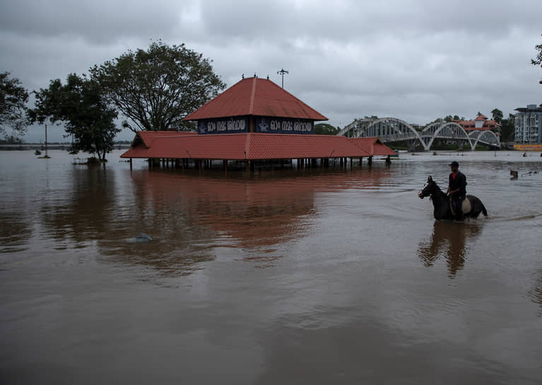 Кочи, Индия. Подтопленный индуистский храм после проливных дождей