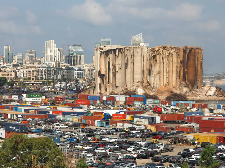 Бейрут. Частично обрушившиеся зернохранилища, поврежденные в результате взрыва в порту в августе 2020 года
