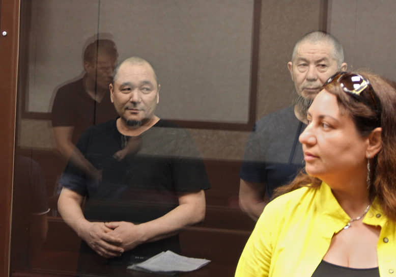 Суртланбек Аджиньязов (слева) и Русланбек Арсланов во время оглашения приговора