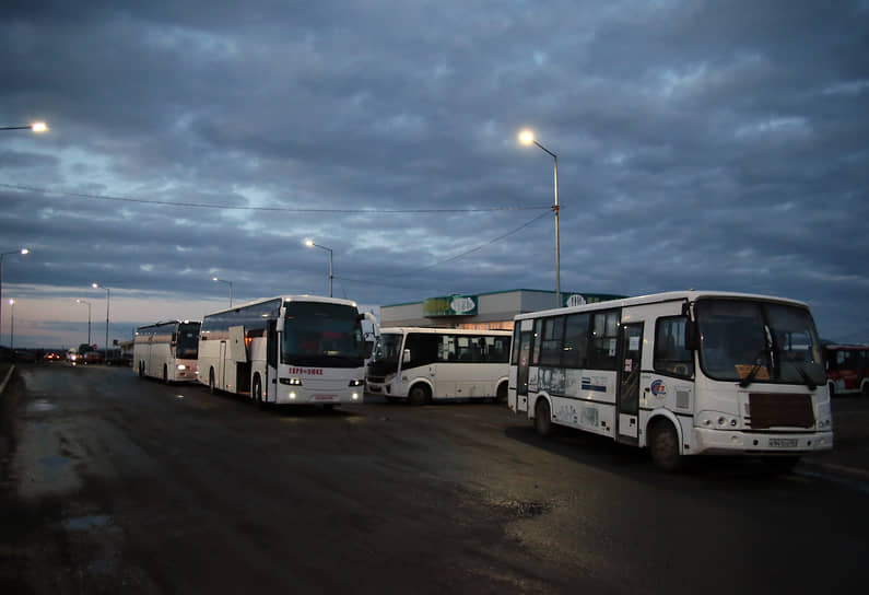 Автобусы, на которых беженцы из Донбасса добрались до лагеря в селе Весело-Вознесенка