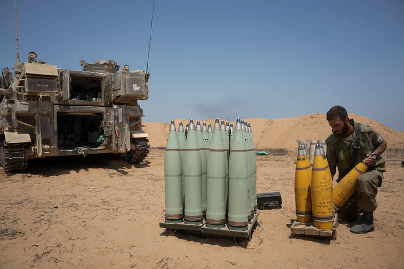 Израильский солдат заряжает танковый снаряд на израильской границе с Газой, 6 августа 2022 года