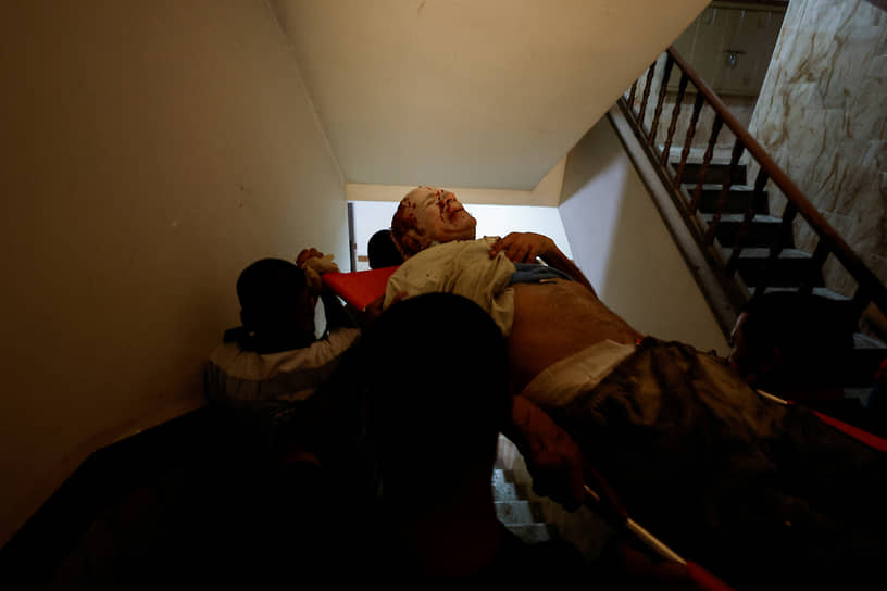 Жителям приграничных районов рекомендовали оставаться вблизи бомбоубежищ, в районах в 80 км от Газы запрещены массовые собрания&lt;br>
На фото: спасатели эвакуируют пострадавшего после ракетного удара