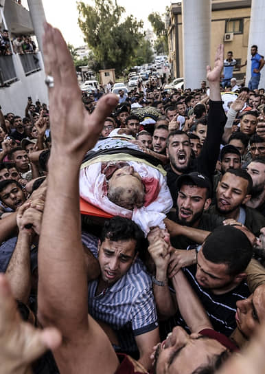 В ходе первой серии ударов были убиты около 15 радикалов, в том числе командир группировки&lt;br>
На фото: похороны убитого в результате авиаудара командира «Палестинского исламского джихада»