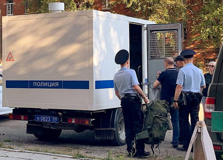 Владимира Купавского (второй слева) доставляют в  суд