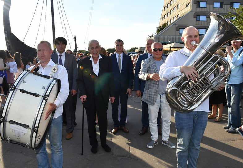 Профессор кафедры киноведения ВГИК Армен Медведев (третий слева) и генеральный продюсер фестиваля «Окно в Европу» Геворг Нерсисян (второй справа)