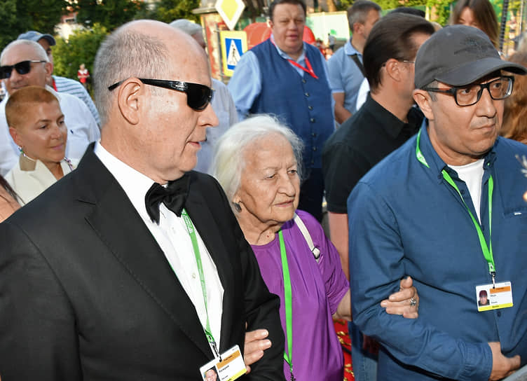 Слева направо: актеры Валерий Маслов, Елена Сусанина и режиссер Юсуп Разыков