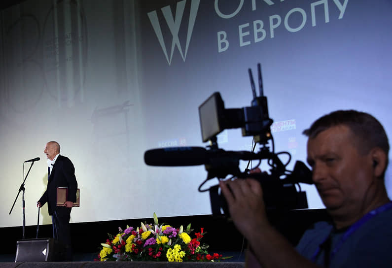 Президент кинофестиваля «Окно в Европу», профессор кафедры киноведения ВГИК Армен Медведев (слева)
