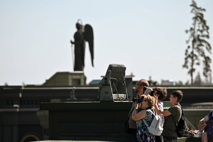 Зрители во время показательных выступлений «Стрижей» и «Русских витязей»