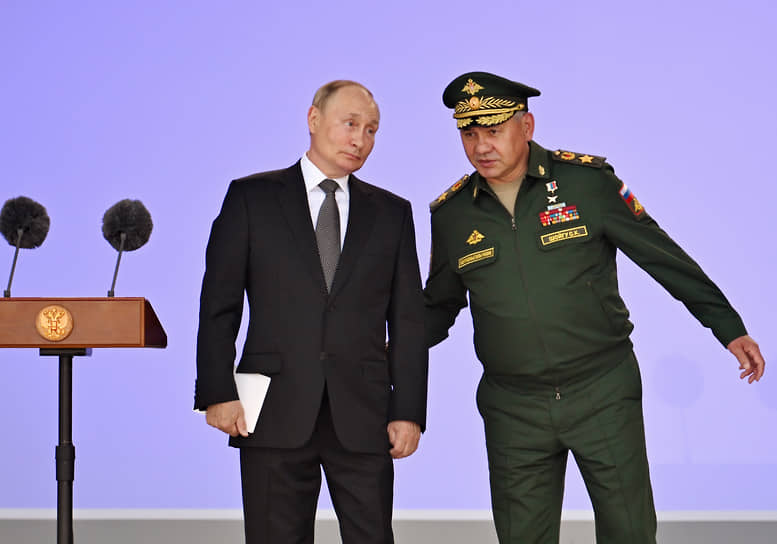 Президент России Владимир Путин и министр обороны России Сергей Шойгу (справа) открывают форум «Армия-2022»