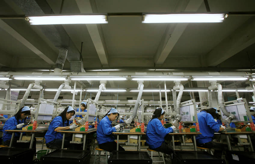 Шэньчжэнь, провинция Гуандун. Работницы паяют печатные платы 