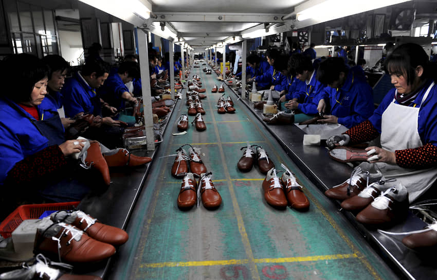 Лишуй, провинция Чжэцзян. Конвейер на обувной фабрике