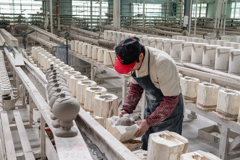 Цюаньчжоу, провинция Фуцзянь. Рабочий изготавливает талисман зимних Олимпийских игр 2022 года в Пекине