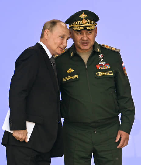 Президент России Владимир Путин  и министр обороны России Сергей Шойгу 