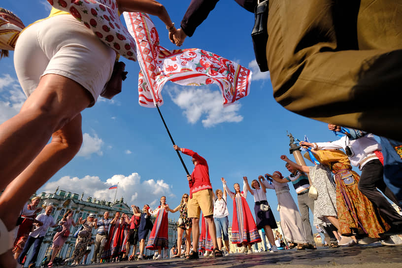 Санкт-Петербург. Более тысячи человек приняли участие в фестивале «Хороводы России» на Дворцовой площади