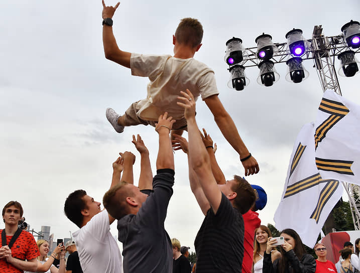 Посетители концерта в Москве подбрасывают молодого человека