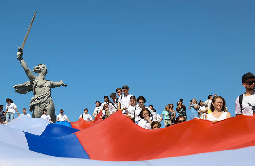 На Мамаевом кургане в Волгограде был развернут 60-метровый российский флаг