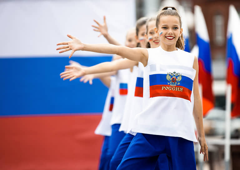 Выступление танцевального коллектива на праздничном концерте ко Дню флага России на площади Победы в Калининграде