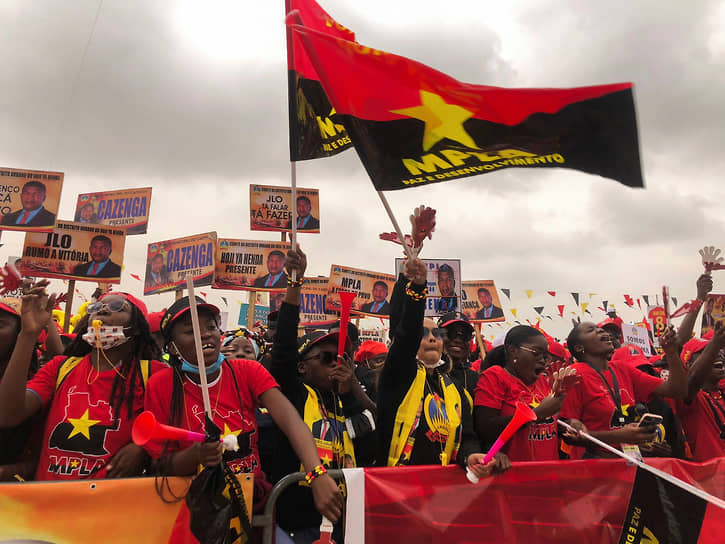 Сторонники президента Анголы Жуана Лоуренсу (на фото у демонстрантов) 