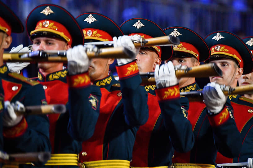 Военнослужащие роты почетного караула 154-го отдельного комендантского преображенского полка