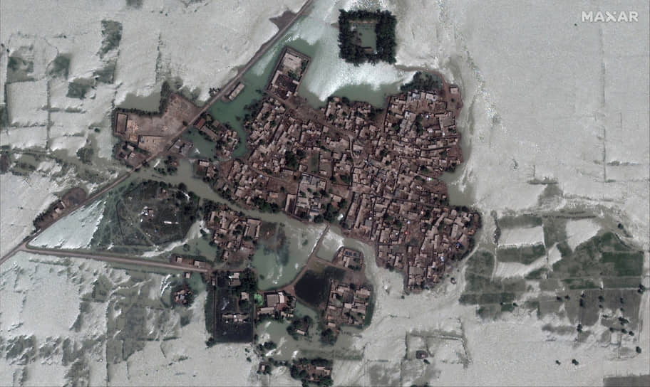 Спутниковый снимок деревни, окруженной водой  