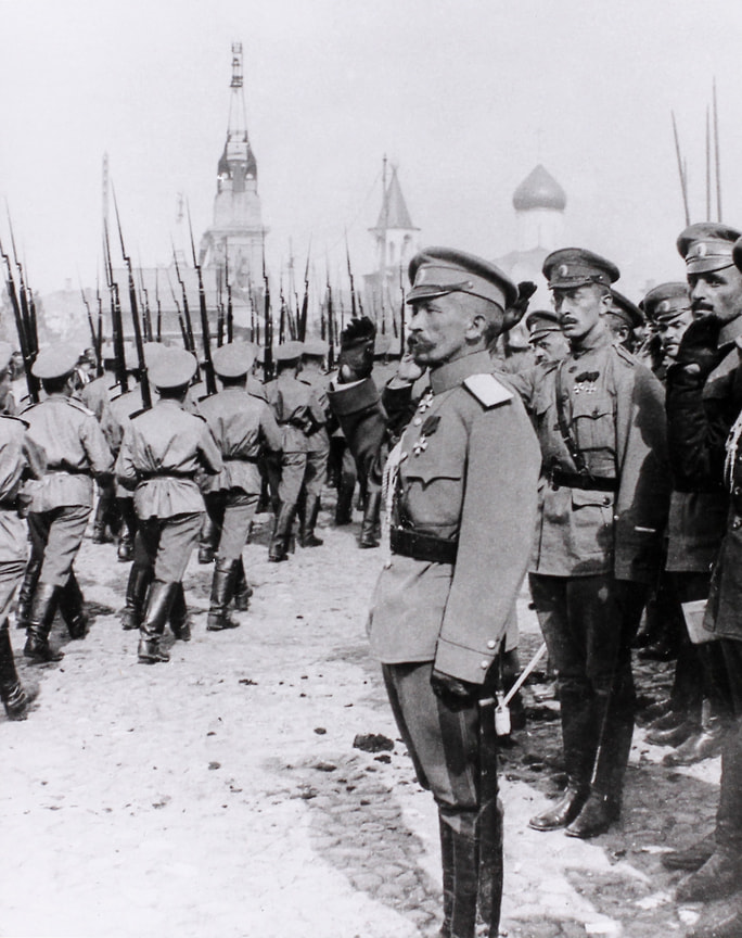«Я заявляю всему народу Русскому,— писал генерал Корнилов (на фото — на переднем плане),— что предпочитаю смерть устранению меня от должности Верховного Главнокомандующего»