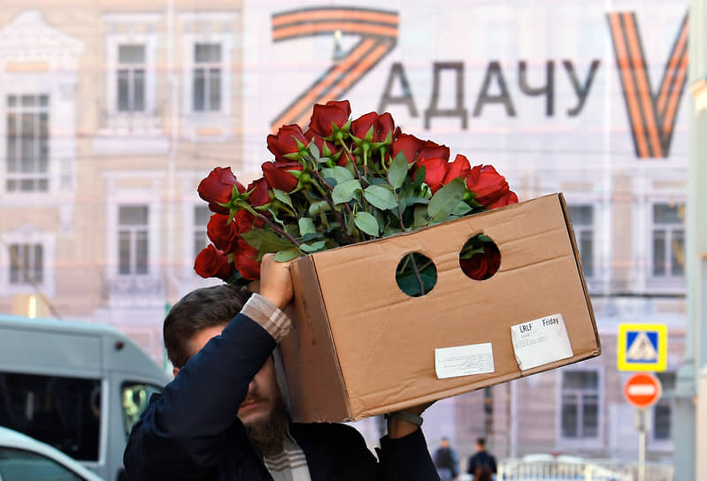 Букет красных роз в коробке
