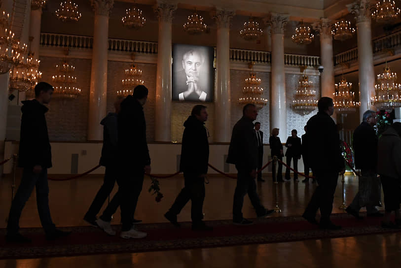 На церемонии прощания с первым президентом СССР был выставлен почетный караул