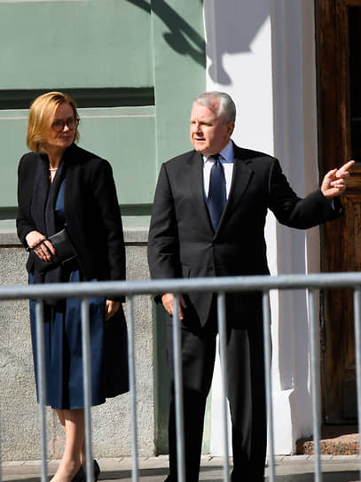 Посол США в России Джон Салливан (второй справа) и посол Великобритании в РФ Дебора Броннерт 