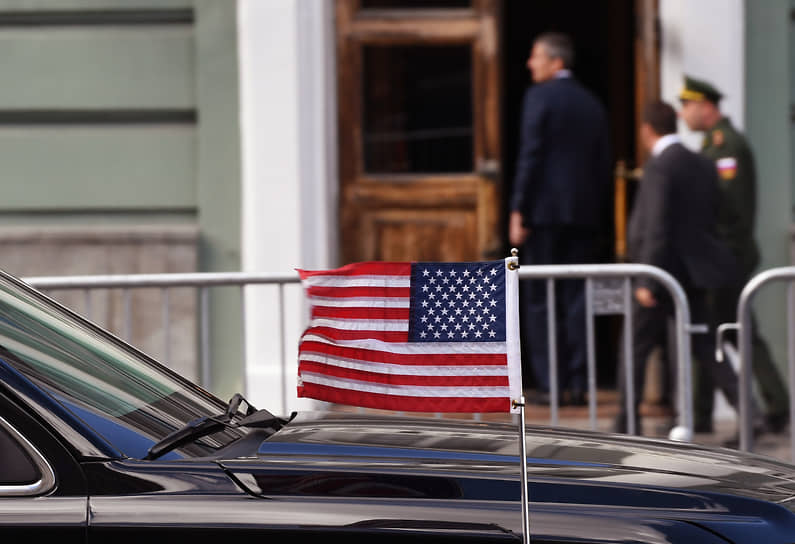 Автомобиль посла США в России Джона Салливана возле Дома Союзов