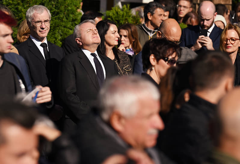 Посол США в России Джон Салливан (в центре) на похоронах