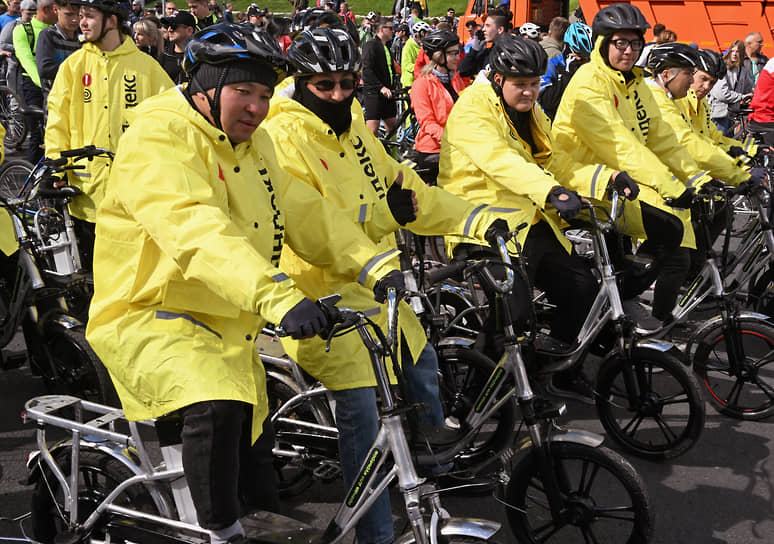 Гости велофестиваля в желтых дождевиках с надписью «Яндекс»