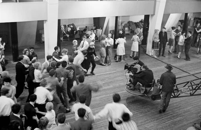 Съемки эпизода на танцплощадке в парке Горького, когда вор убегает от преследователей. В начале 1960-х она была главным местом встреч московских стиляг