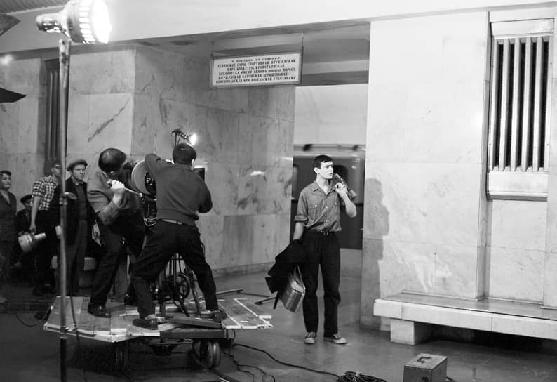 Фильм снимался в 1963 году, когда станция «Университет» была конечной, поэтому в действительности разъехаться в разные стороны с нее герои картины не могли. В кадре даже видна табличка «Посадки нет». Но когда кинолента вышла в прокат, ветку уже продлили до «Юго-Западной»
&lt;br>На фото: Никита Михалков, сыгравший метростроевца Колю, на съемках финальной сцены
