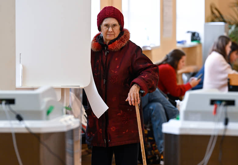 Москва. Избирательница идет к урнам для голосования