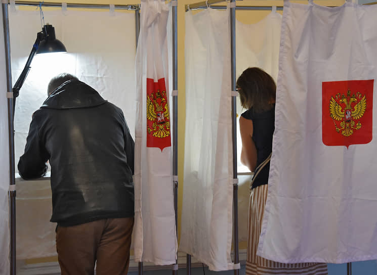 Крым. Избиратели на участке