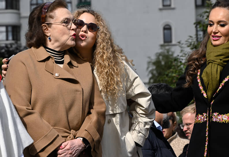 Сестра певца Иосифа Кобзона Гелена Кандель (слева) и его дочь Наталья Раппопорт (справа) во время открытия памятника